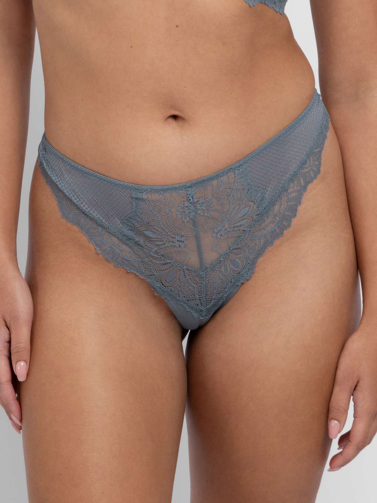 Cassandra Thong